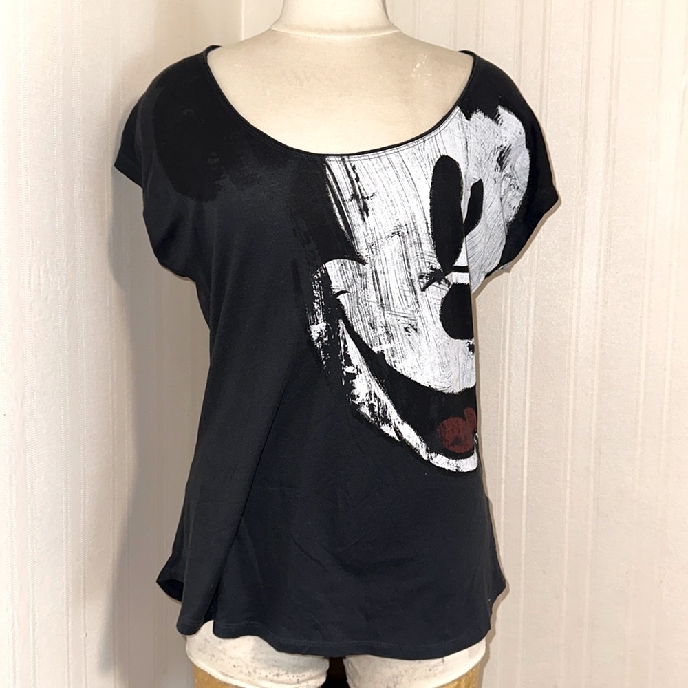 🎄🎁 | Desiqual | Mickey Mouse Image w/slogan “I love the way you are”.